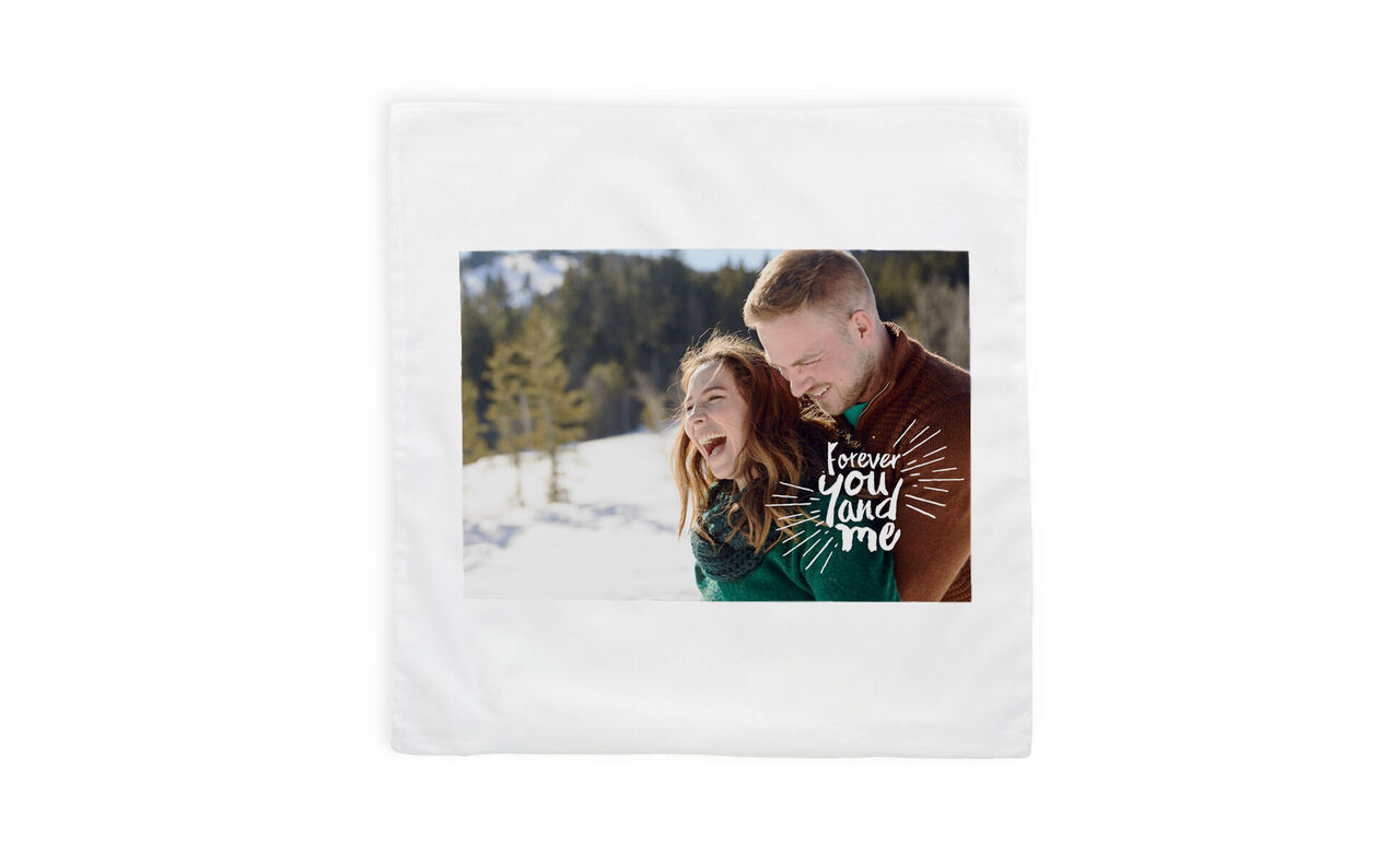 Un couple heureux s'embrasse dans un paysage d'hiver, entouré d'arbres enneigés. Une belle phrase souligne l'affection.