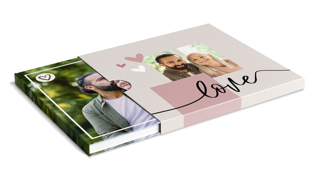 Un livre photo conçu avec soin, avec deux photos et l'inscription "love" à l'avant.