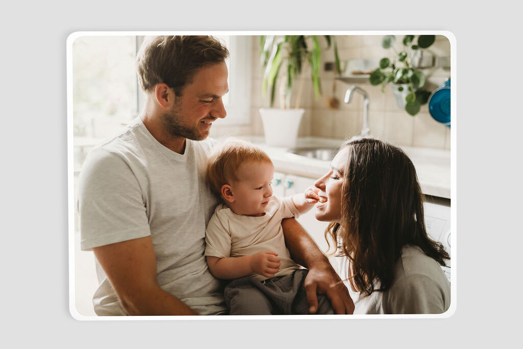 Une famille aimante passe du temps dans la cuisine, un enfant joue avec ses parents