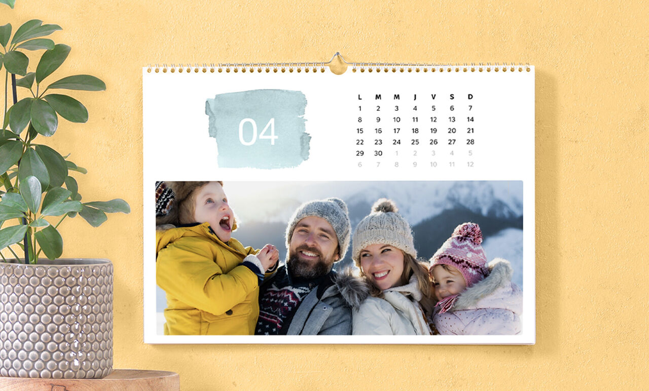 Une famille profite d'une belle journée dans la neige avec un calendrier en arrière-plan
