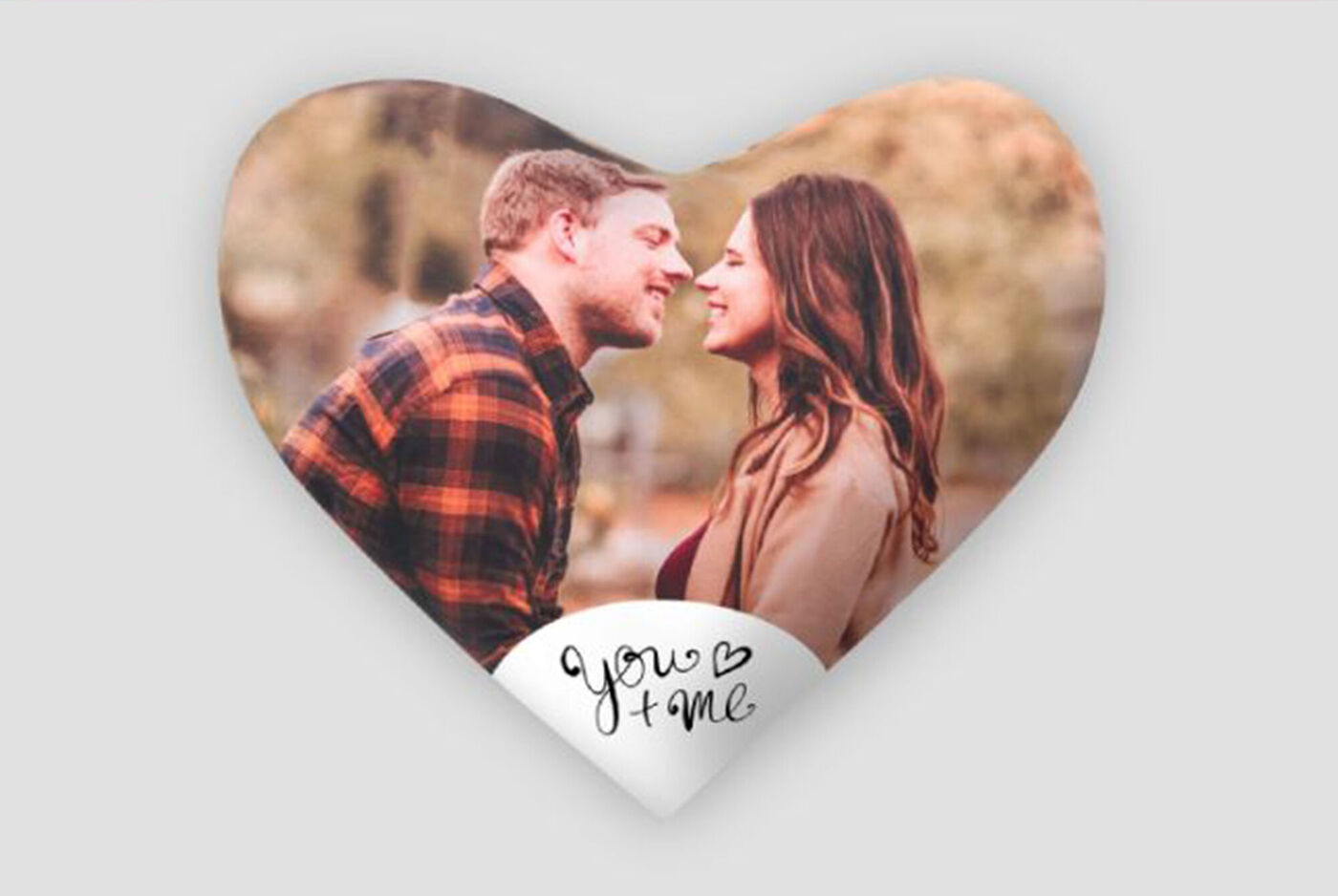 Photo d'amour de deux personnes s'embrassant, en forme de coeur.
