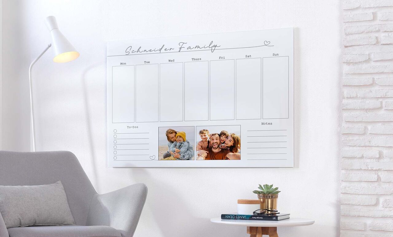 Un calendrier photo créatif pour la famille, capturant des souvenirs individuels. Inclus une photo de parents avec leurs enfants.