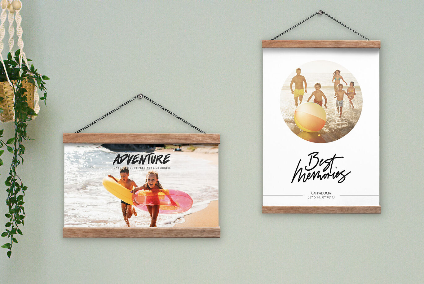 Deux affiches encadrées sur un mur avec des photos de vacances et des textes inspirants.