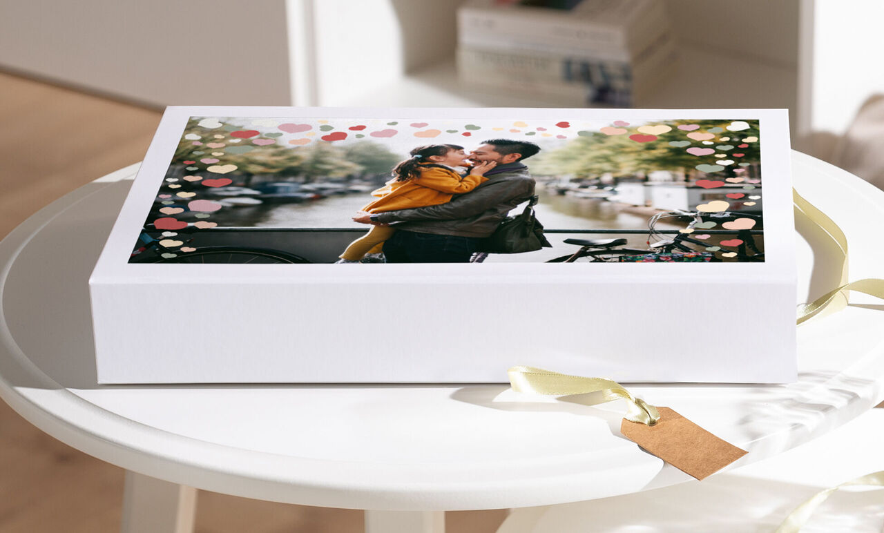 Un couple heureux s'enlace devant un fond romantique avec des cœurs pastel