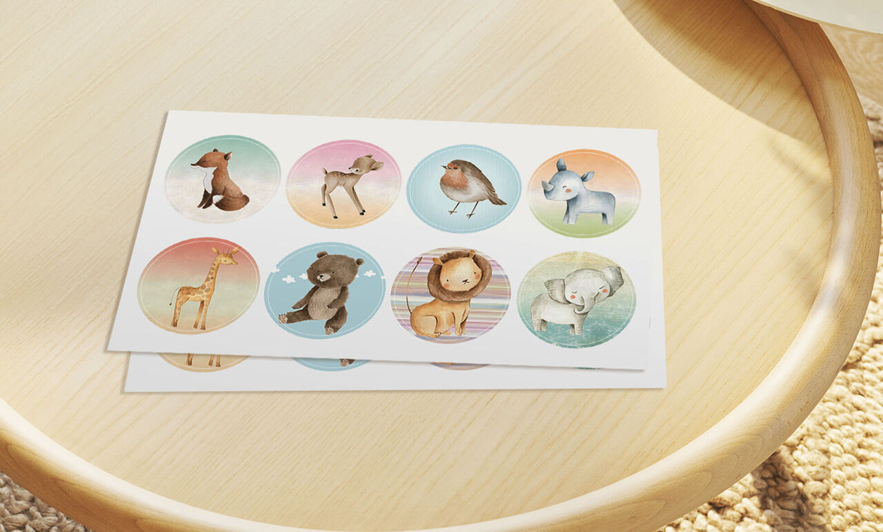 Autocollants d'animaux colorés sur une table, sur une surface en bois