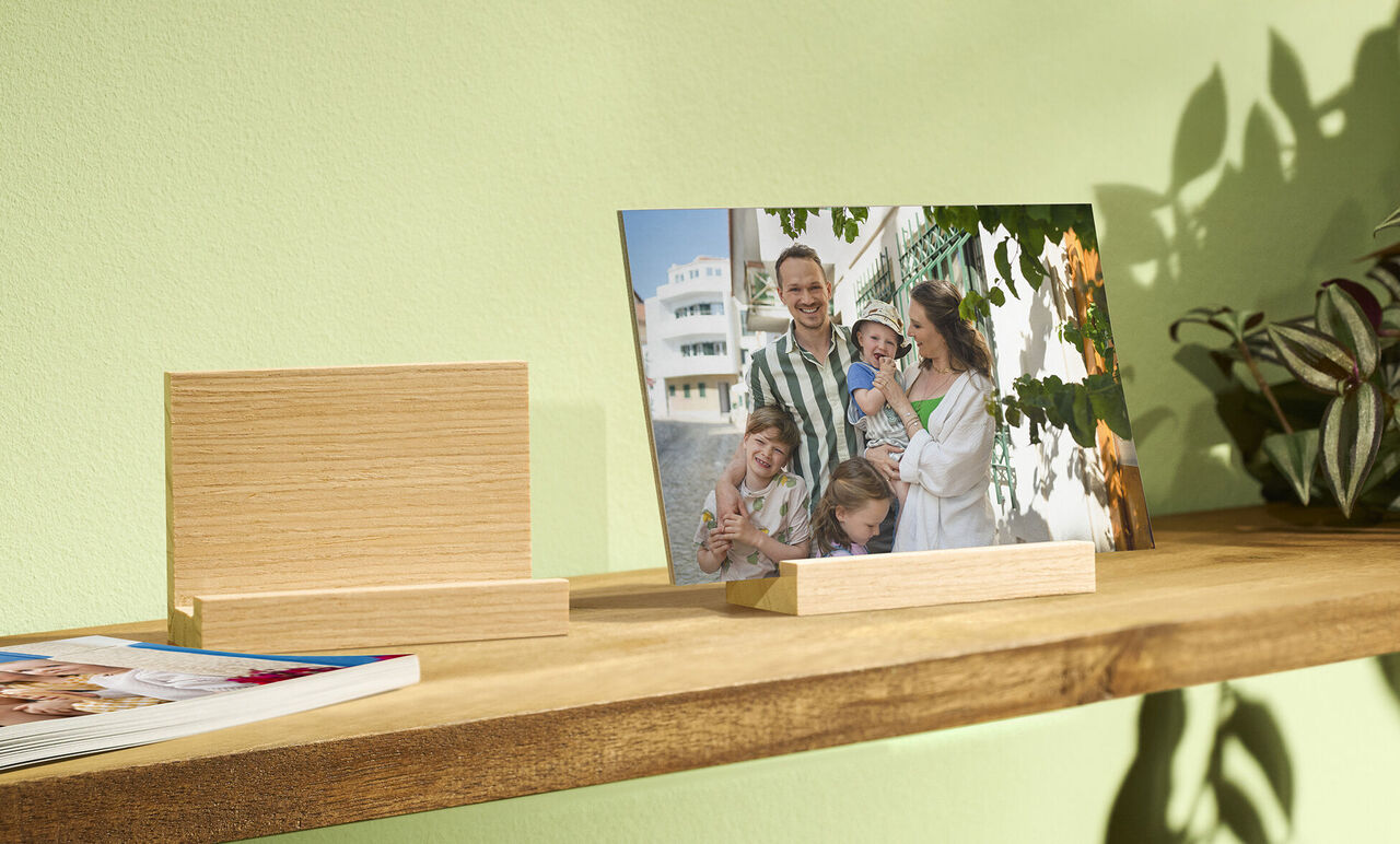 Une famille pose joyeusement devant un mur de plantes et de souvenirs.