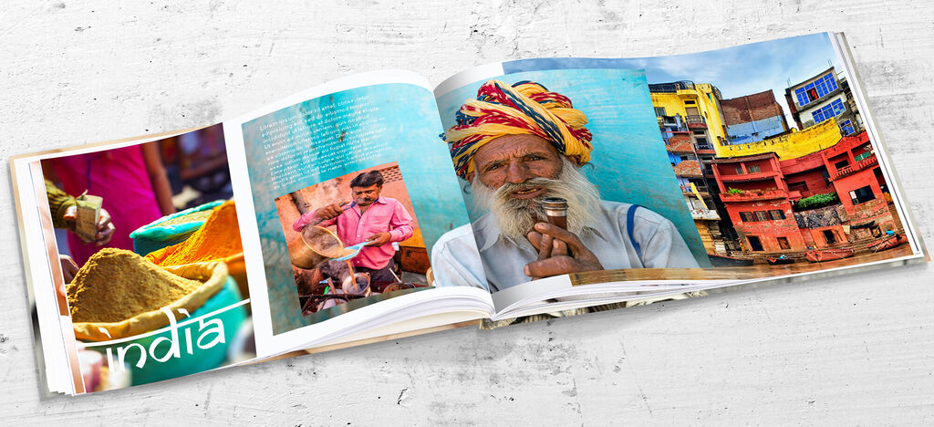 L'album photo ouvert montre des souvenirs de voyage vivants en Inde : épices, vie urbaine et maisons colorées. CEWE PHOTOBOOK