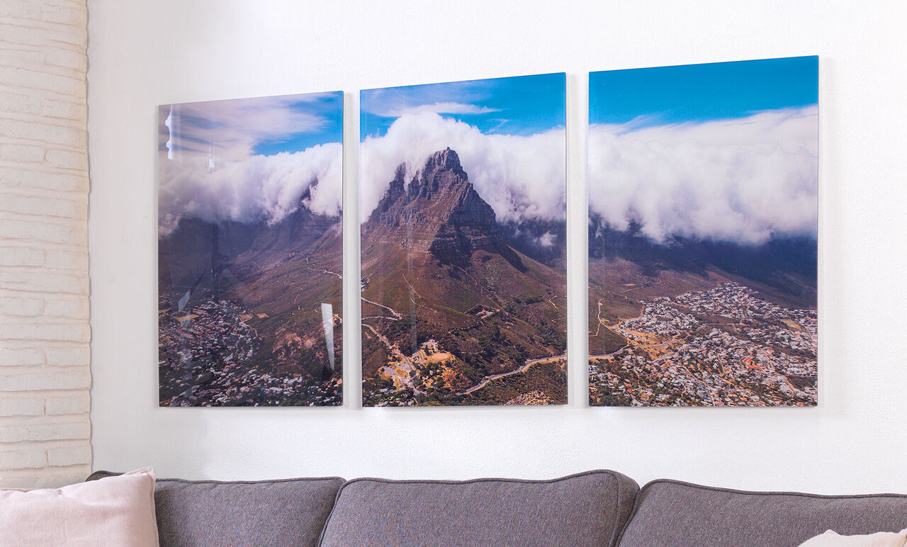 Trois images de la Montagne de la Table avec des nuages sur un mur.