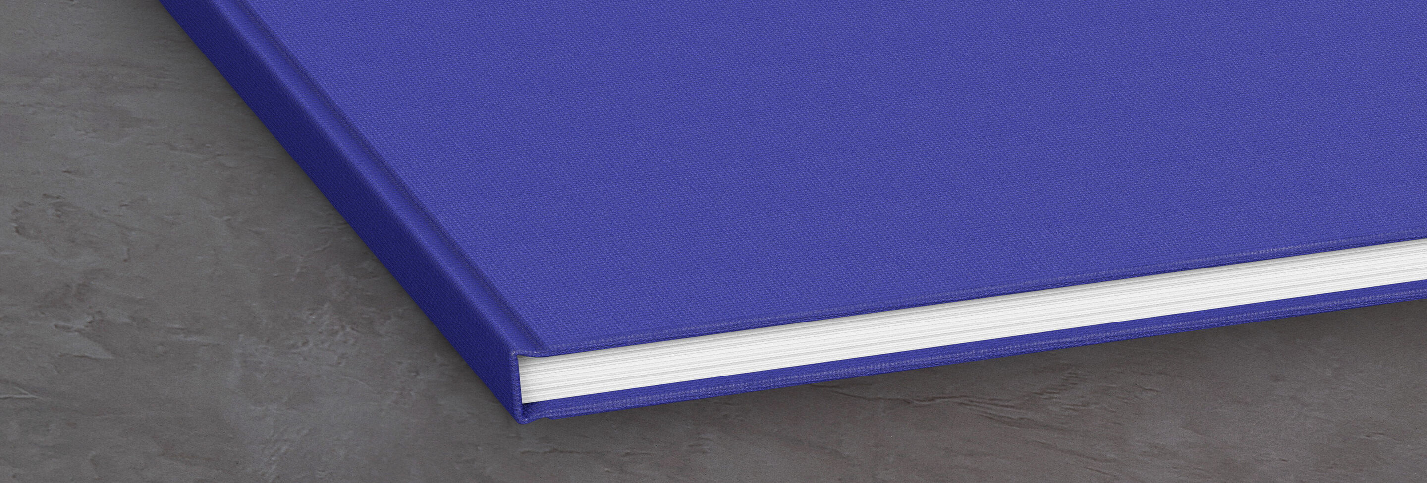 Livre photo bleu foncé avec pages blanches de CEWE.