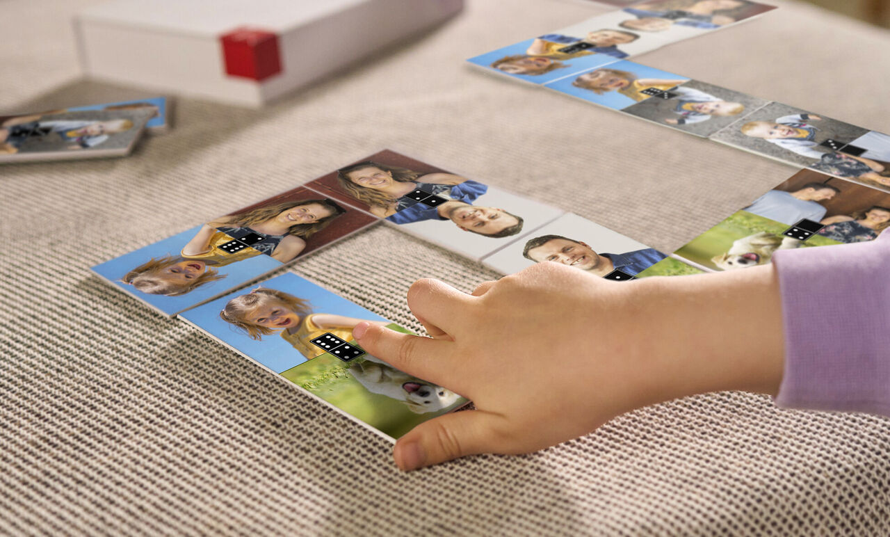 Jeu de dominos personnalisés posé sur une table