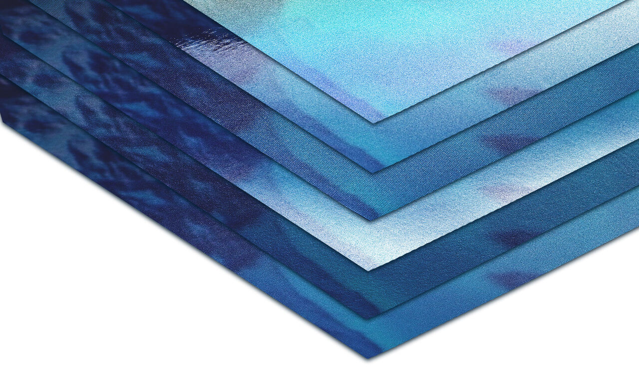 Papier coloré, se chevauchant en teintes de bleu et de vert.