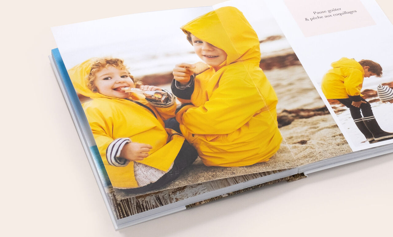 Intérieur d'un album avec des photos d'enfants en Bretagne