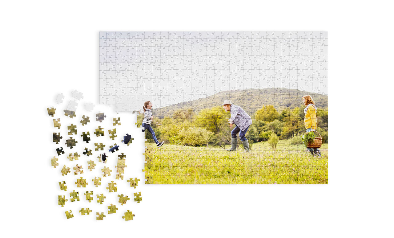 Puzzle personnalisé d’un couple dans un champ, avec pièces à assembler