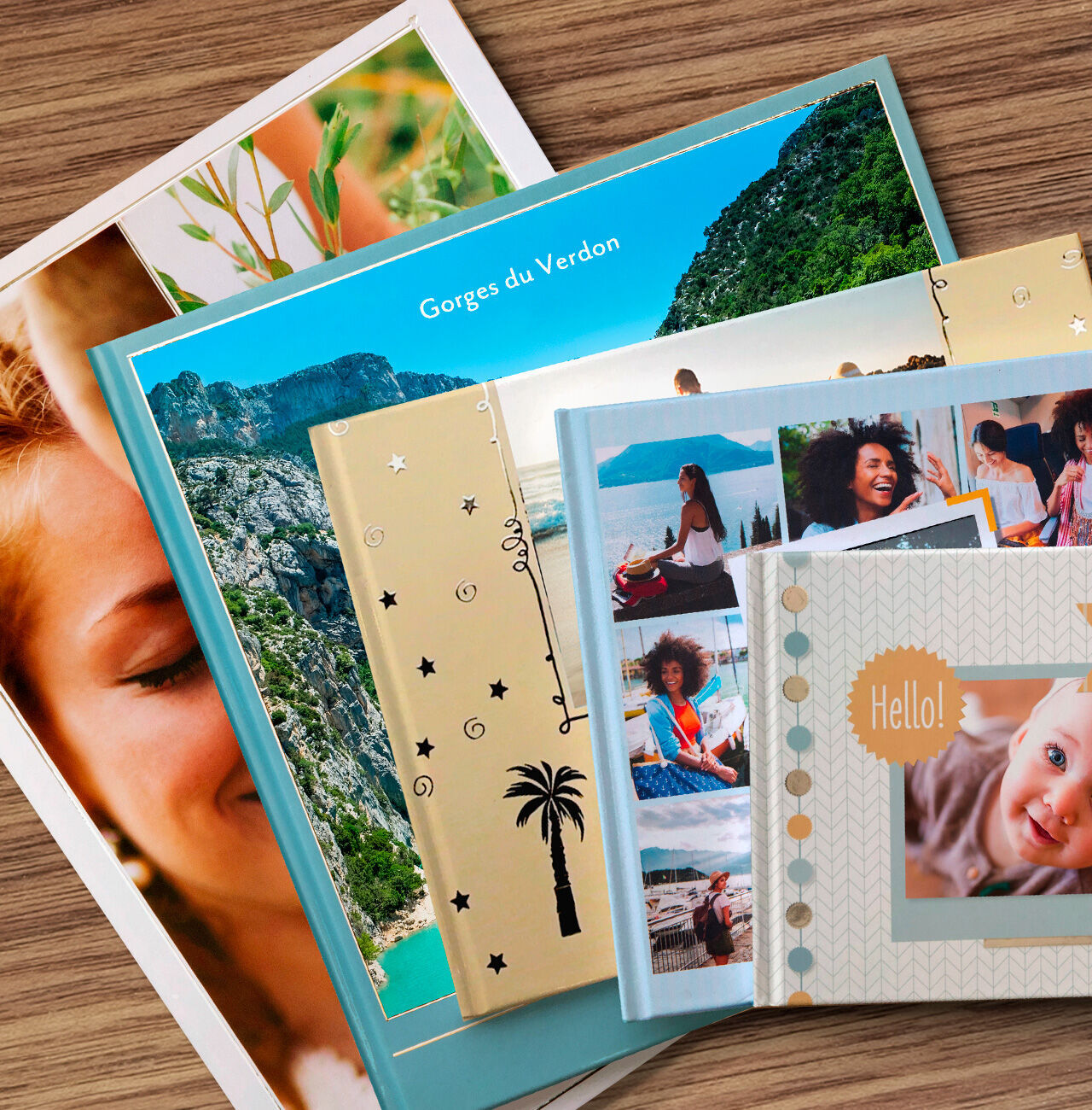 Livres photo colorés et images sur une table