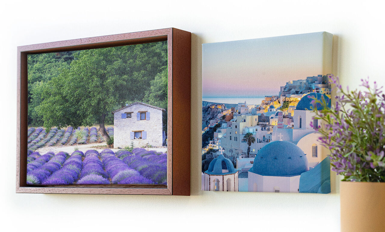 Deux tableaux carrés avec de beaux paysages. À gauche, un champ de lavande, à droite, une ville côtière.