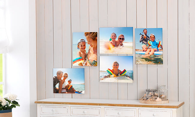 Superbes photos de vacances dans un cadre coloré sur un mur clair