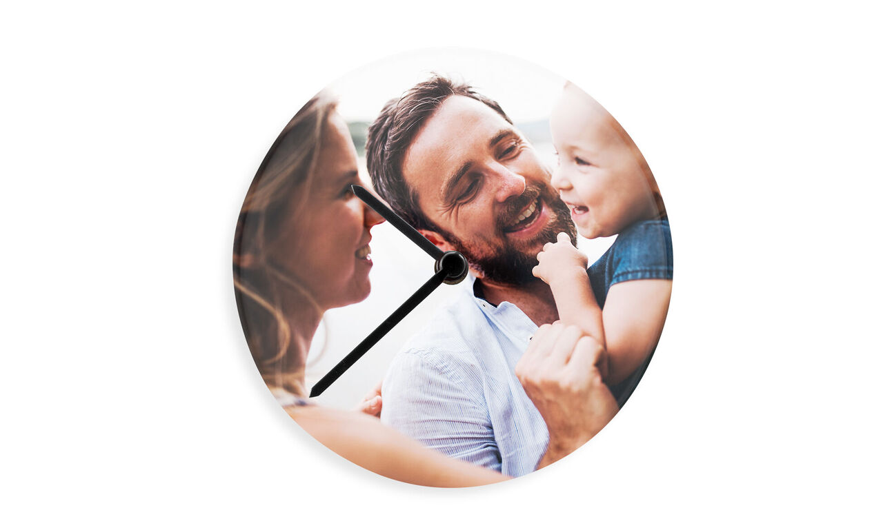 Belle horloge murale avec un motif familial symbolisant joie et amour
