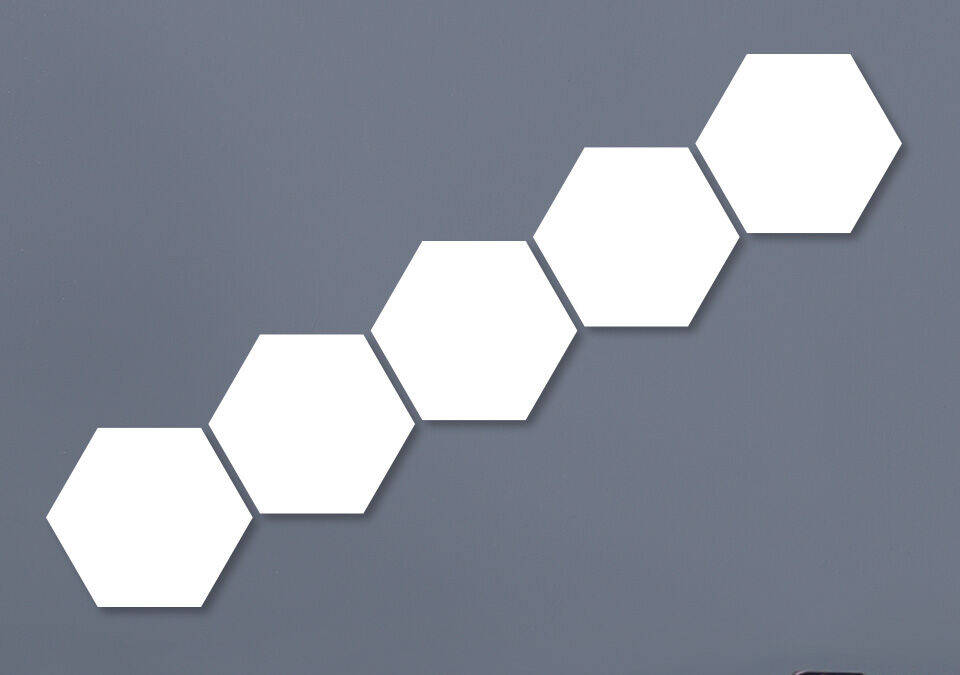 Cinq hexagones vides reliés sur un mur gris
